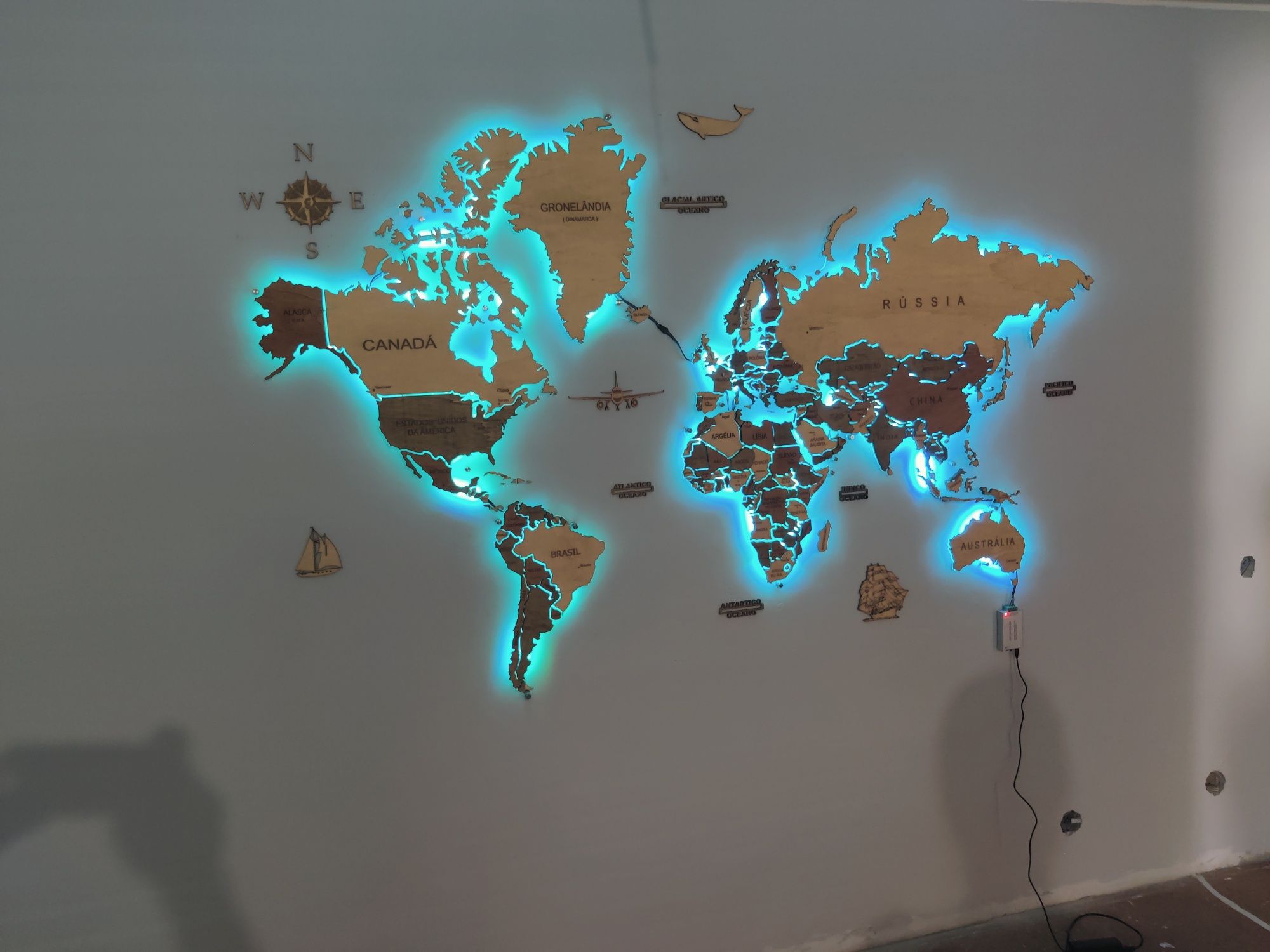Mapa de mundo em MADEIRA. Somos fabricantes.