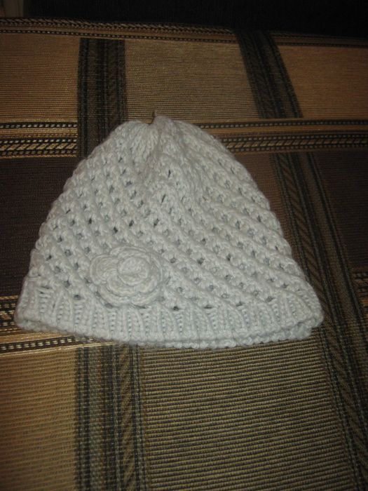 Вязаная женская шапка