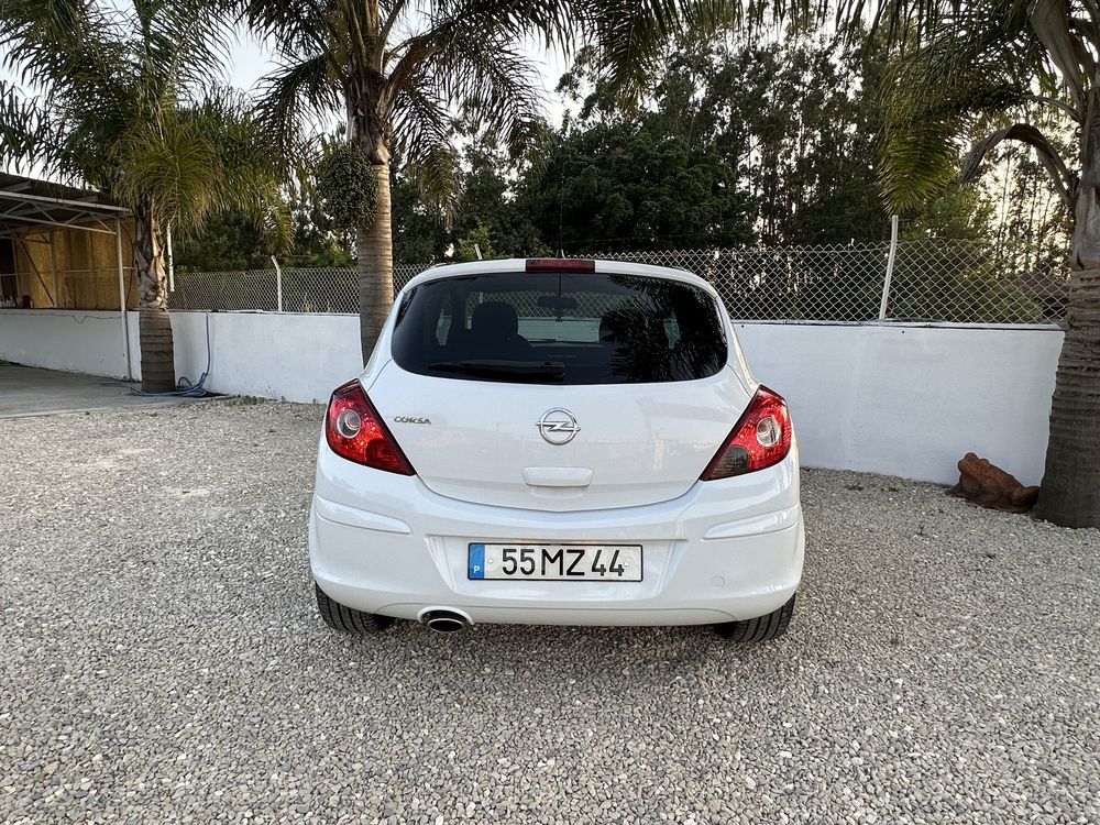 Opel Corsa 1.2i black & white