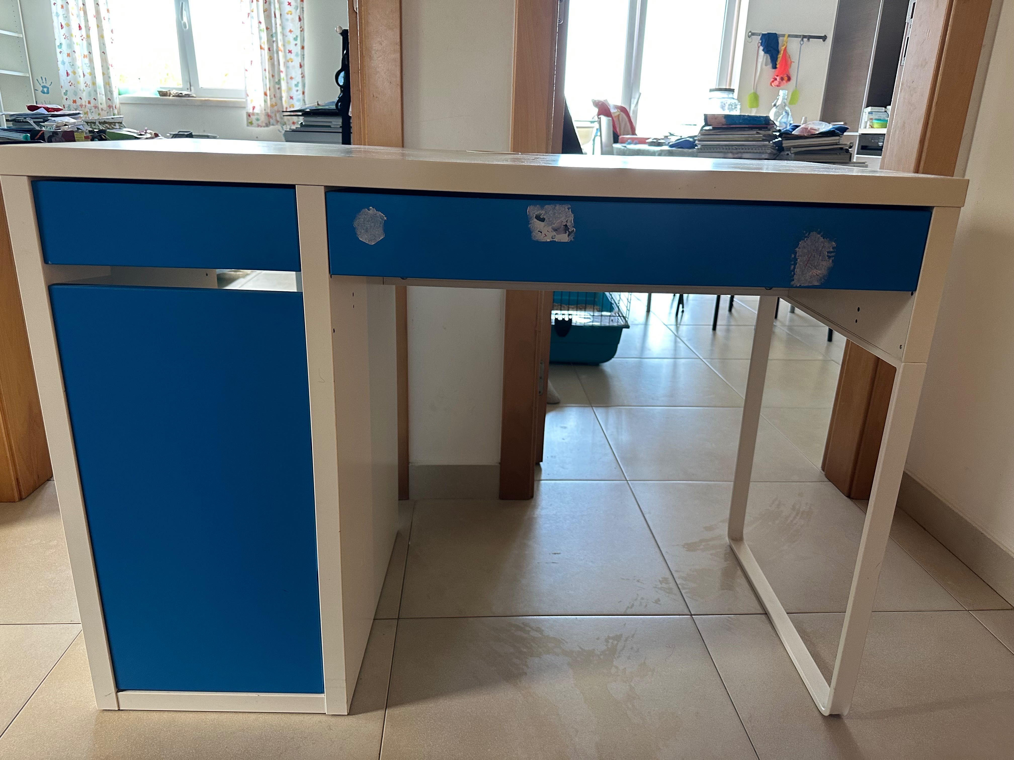 Secretária IKEA com gaveta e prateleiras