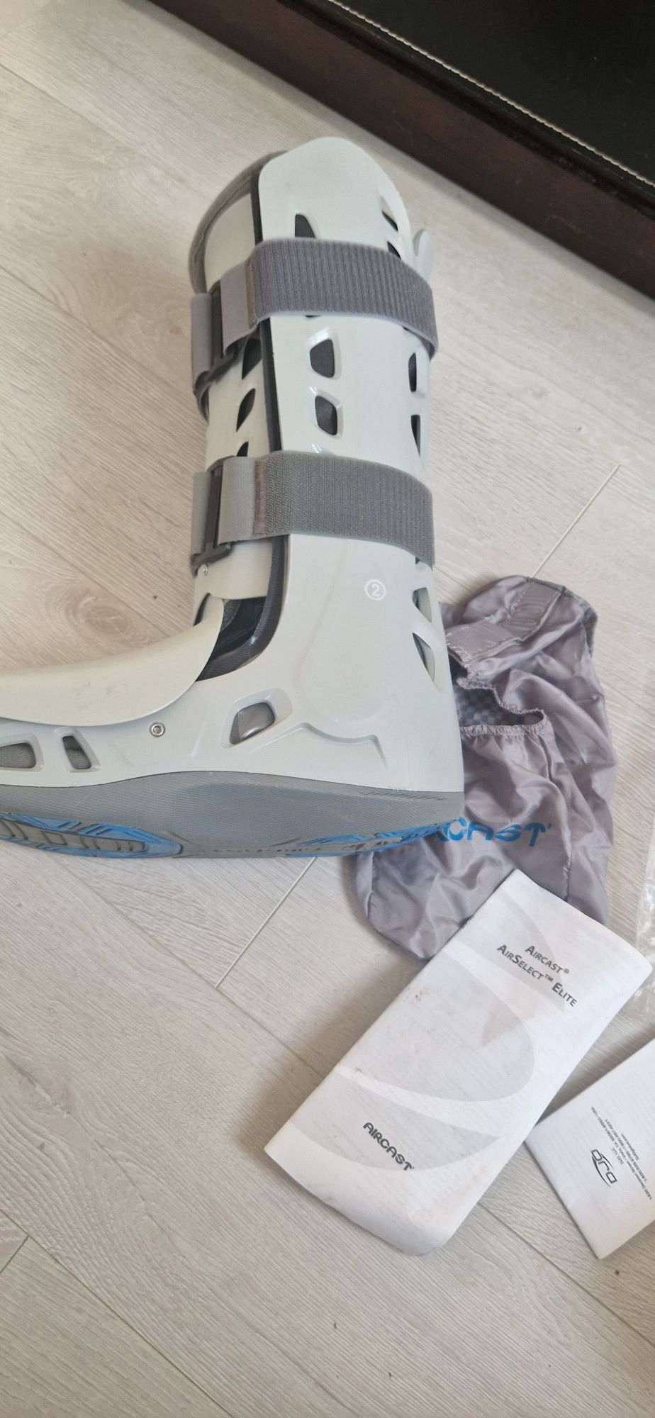 orteza stopowo-goleniowa pneumatyczna Aircast Airselect Standard. 
Szc