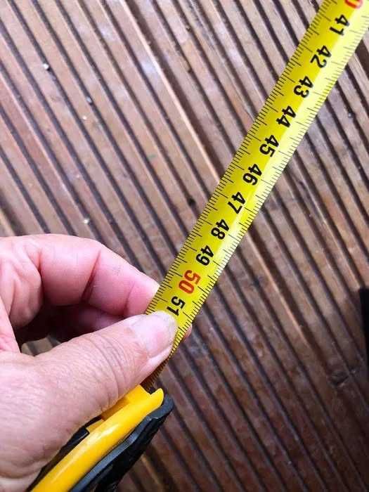 Duas mesas de cabeceira em tons de preto, madeira e papel fantasia