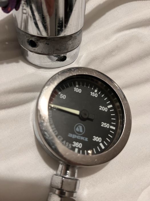 2 reguladores, 1 andar e manómetro apeks
