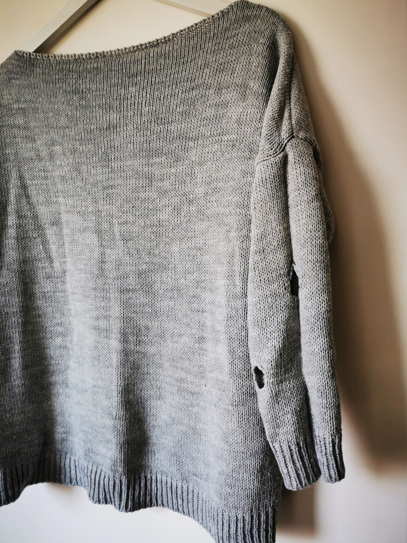 Sweter szary z dziurami oversize