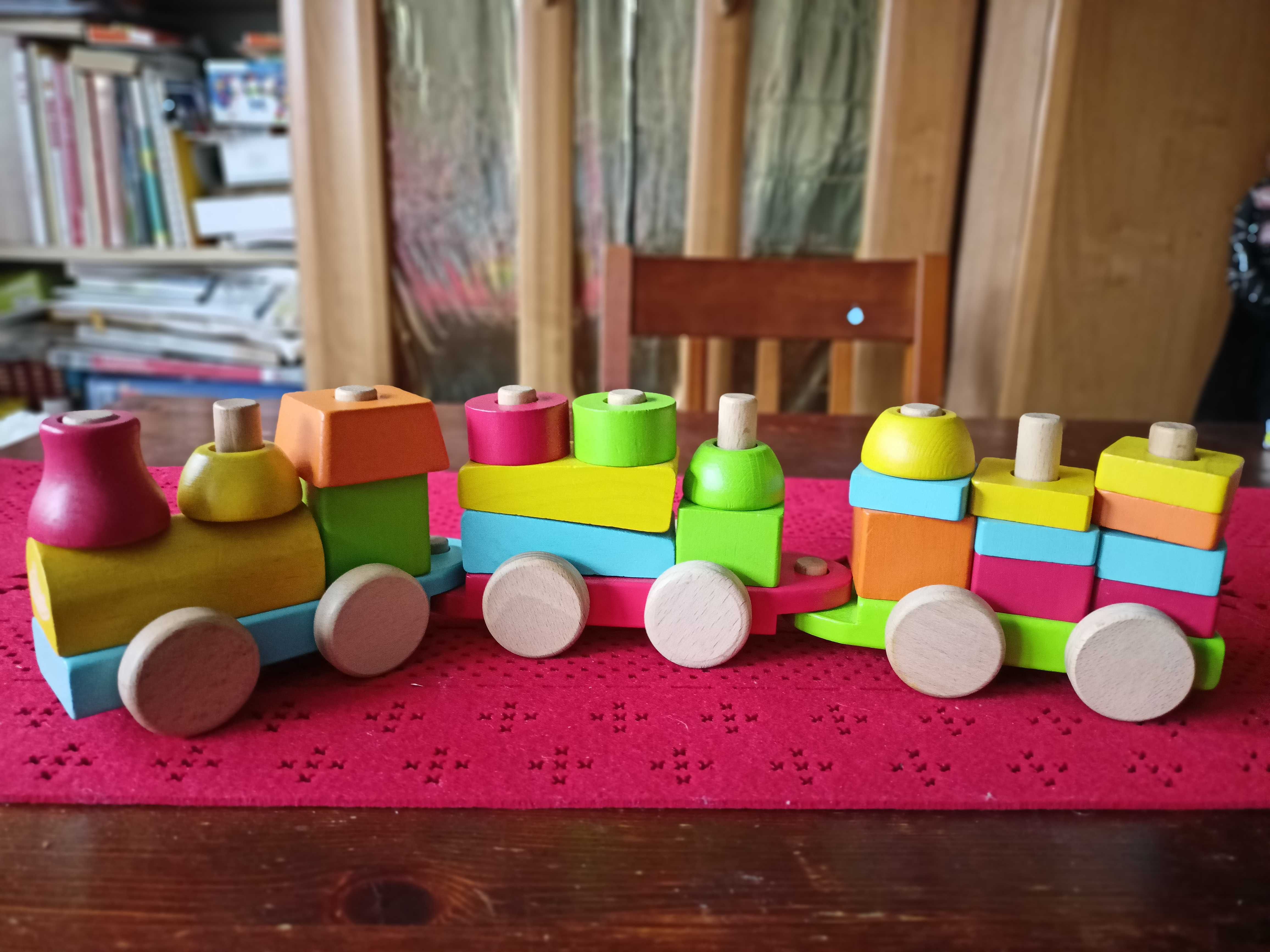 Zabawka drewniany pociąg z klockami firmy Carousel