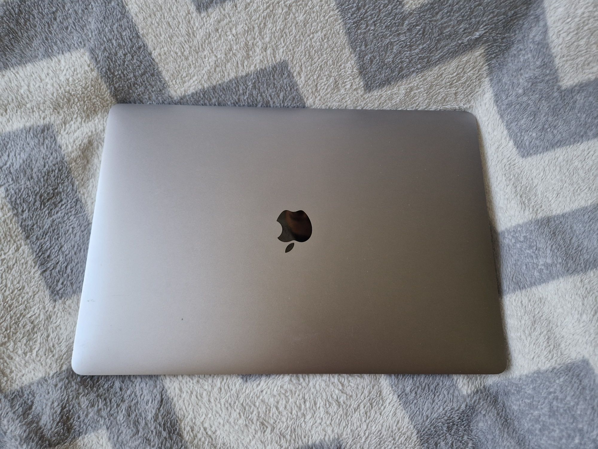 MacBook Pro 15” 2016 Touch Bar Retina | i7 / 16GB / 240GB SSD