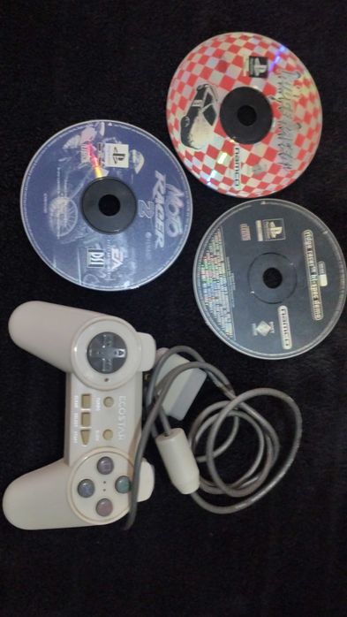 Comando mais 3 jogos para PlayStation 1.        15 euros tudo