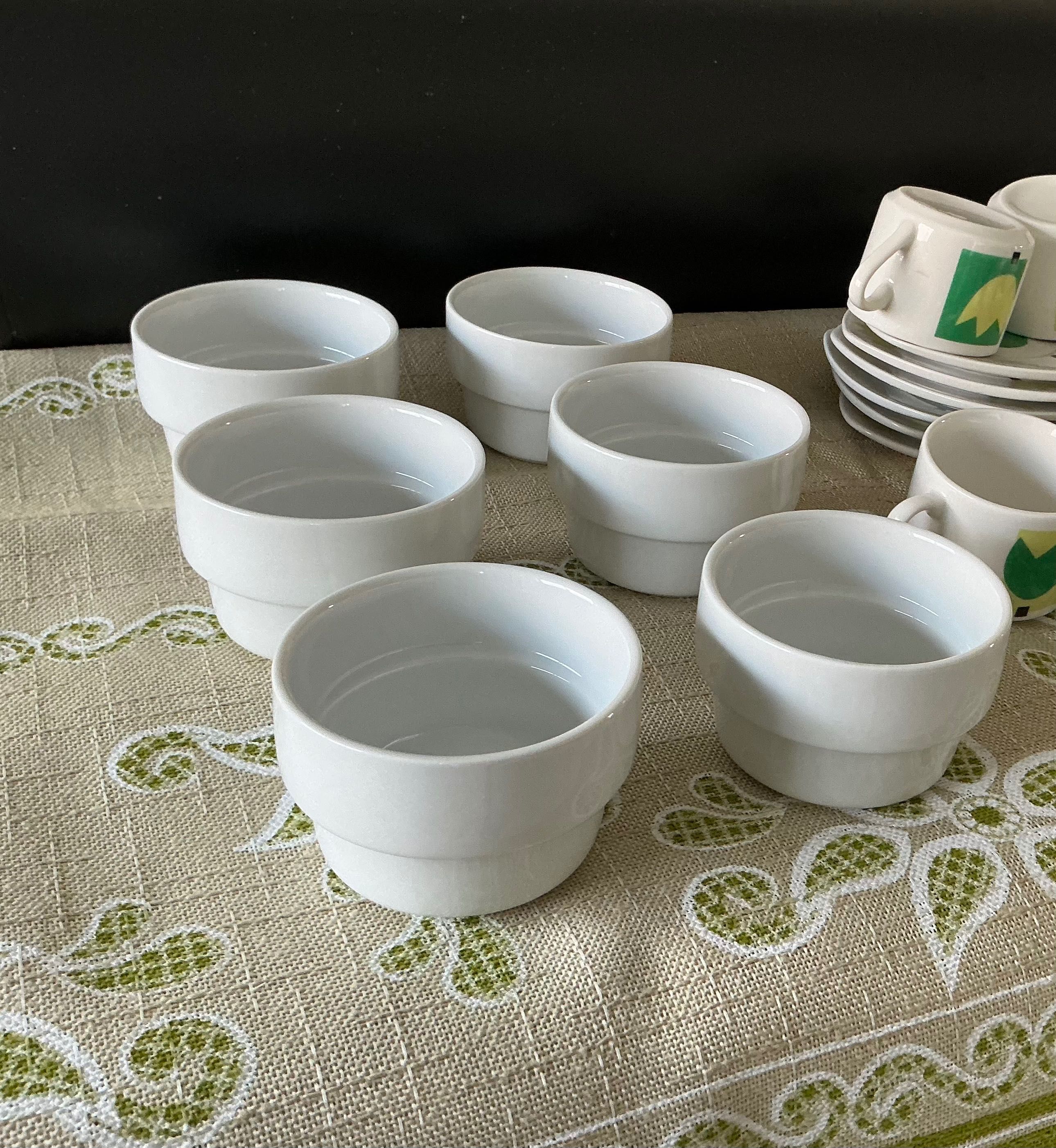 06 taças de sobremesa + 06 chávenas de café + 01 linda toalha de mesa