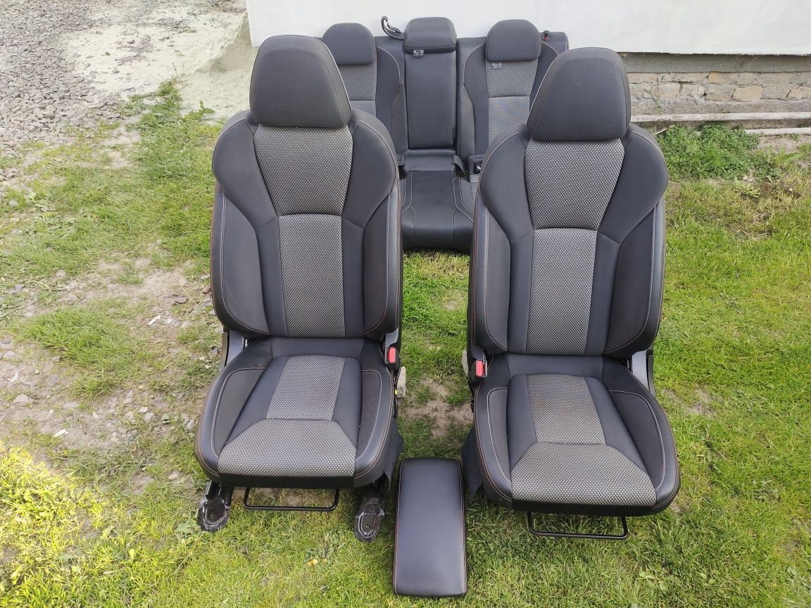 Сидіння сідушки Subaru XV 2019р півшкіра чорна комплект дверні карти