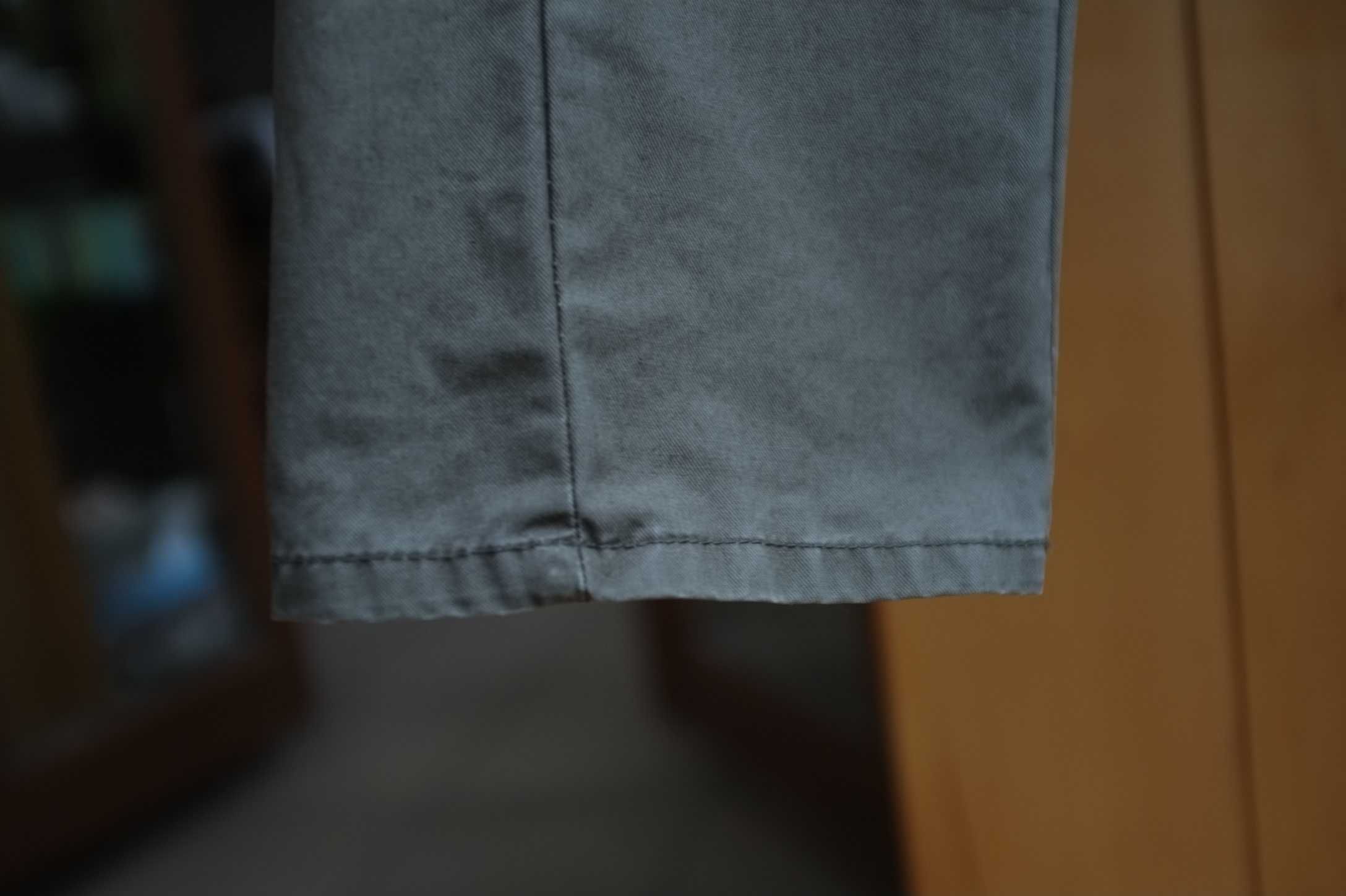 zielone trekkingowe płócienne spodnie Peak Performance khaki W30 L32