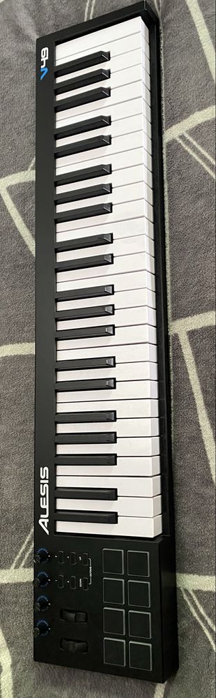 Midi keyboard Alesis v49