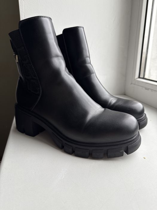 Чоботи осінні guess