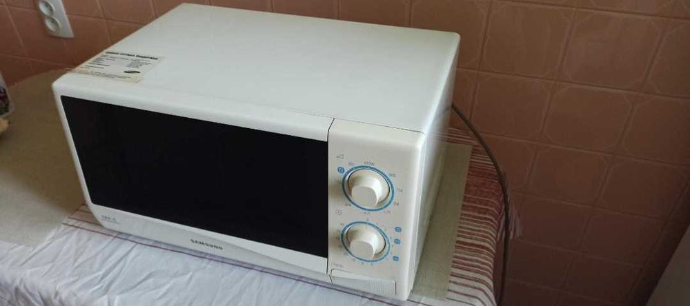Мікрохвильова піч Samsung — потужна, фірмова