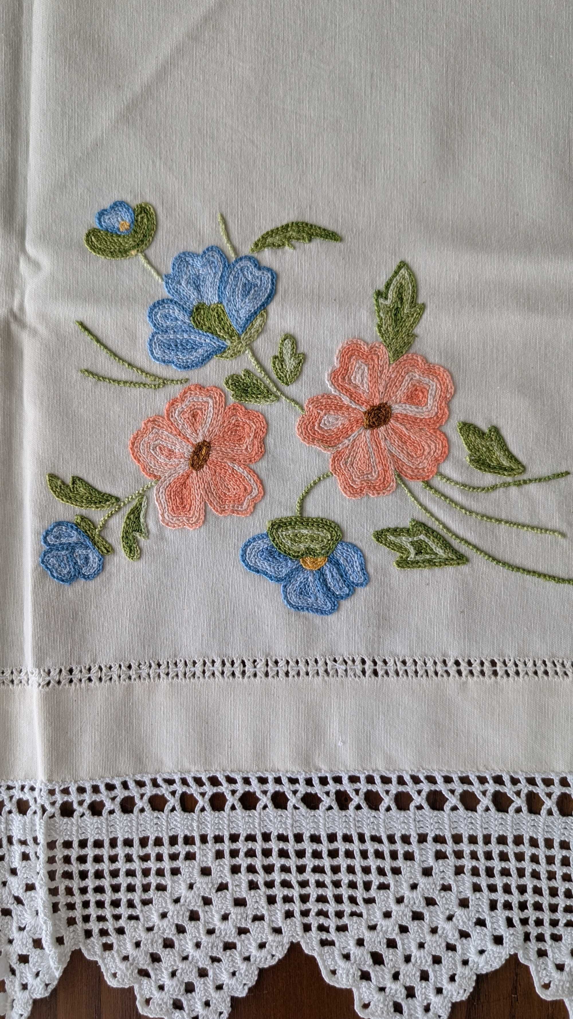 Centre de mesa linho bordaddo e renda 110cmX60cm