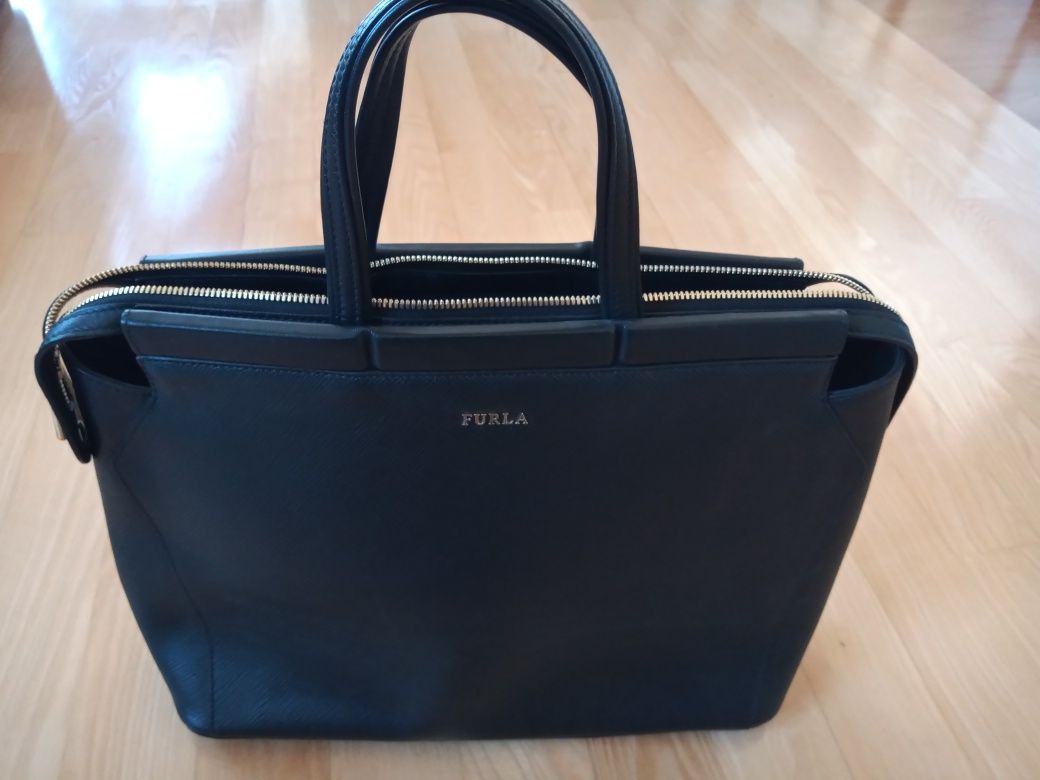 Czarna skórzana torebka Furla