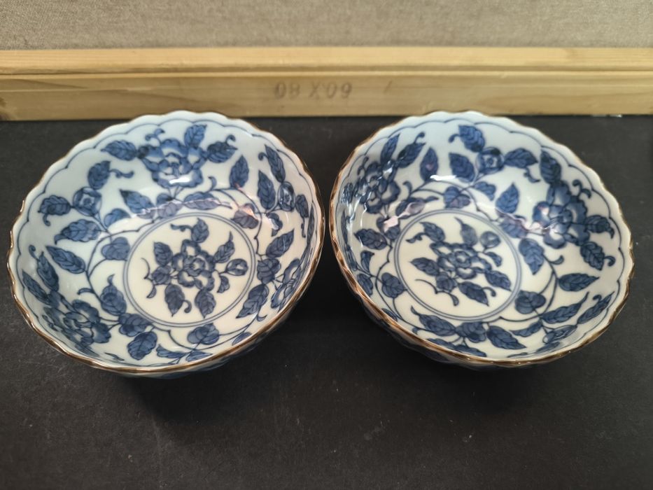 2 Taças Porcelana Azul e Branca Borda Dourada. 
Um par requintado de t