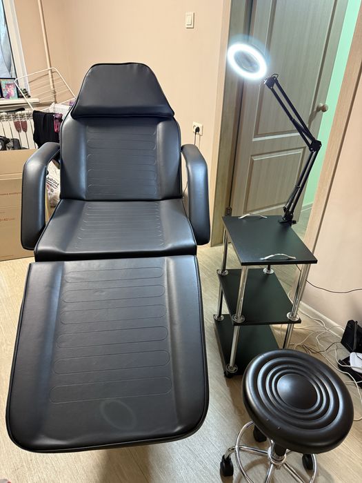 Косметологічна кушетка . Столик . Лампа-лупа. Стілець