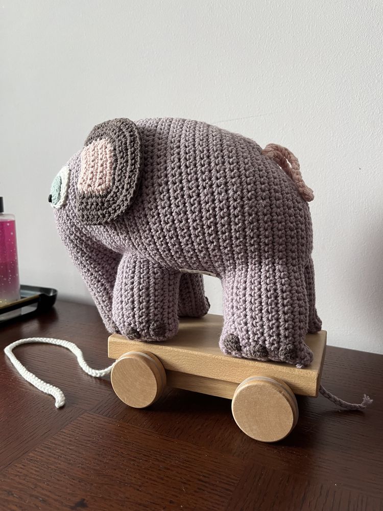 Вязаная игрушка слон каталка Sebra