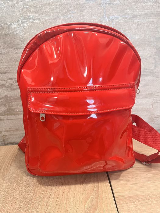 Красный лаковый рюкзак.