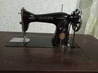 Антикварна ножна робоча швейна машинка Singer.