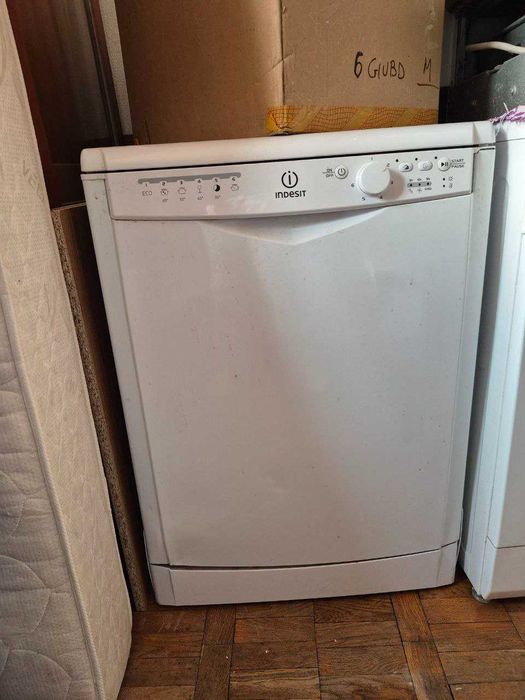 Посудомийна машина indesit