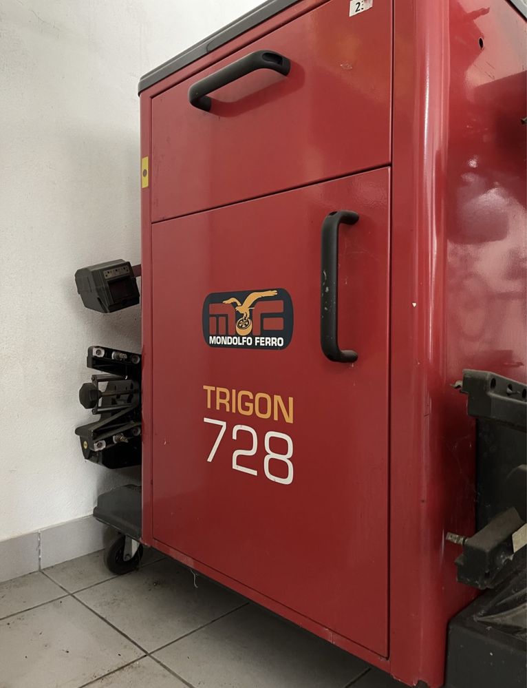 Máquina de alinhar direções Mondolfo Ferro Trigon 728