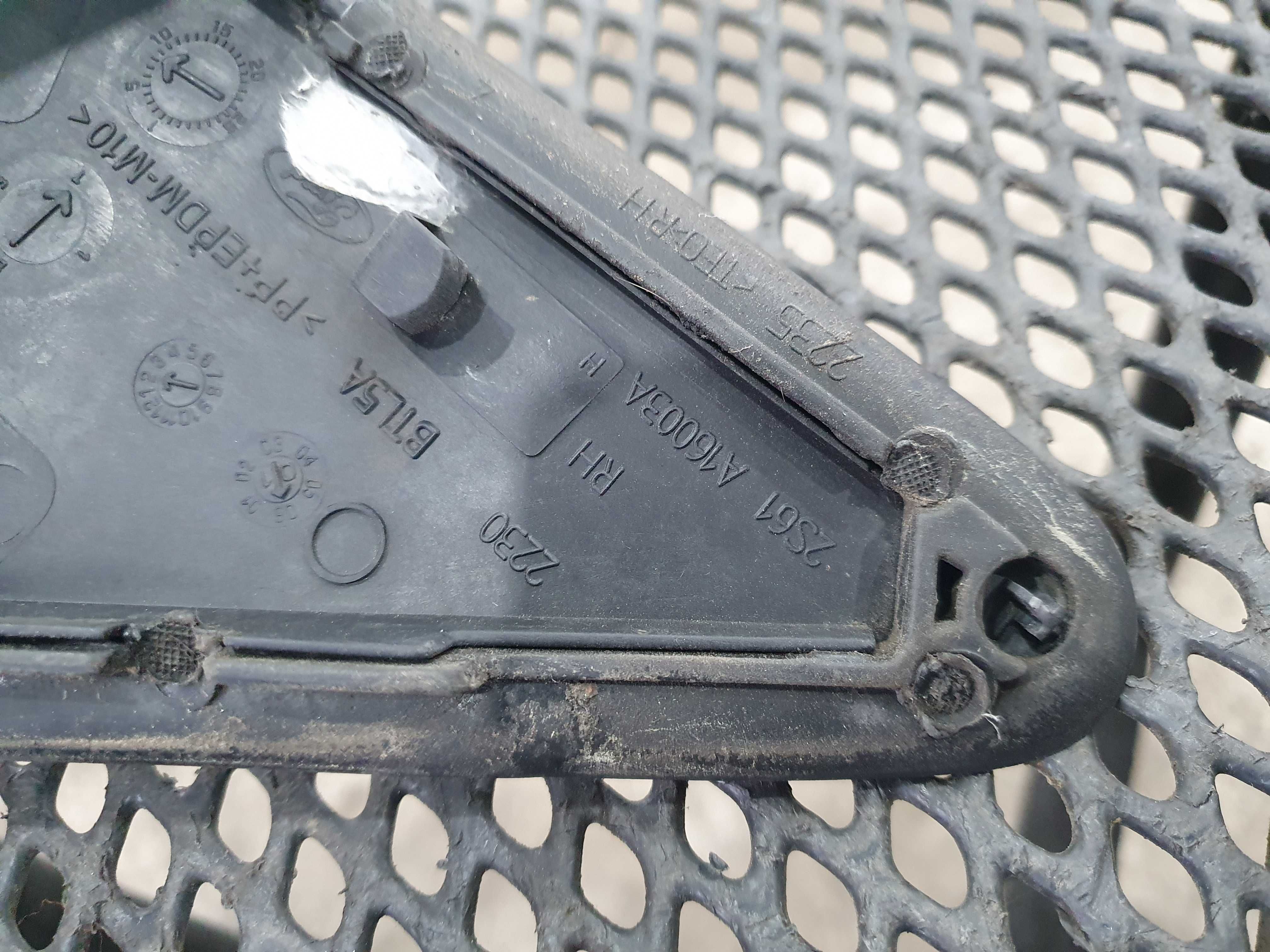 Zaślepka trójkat oslona Ford Fiesta mk6 lift komplet