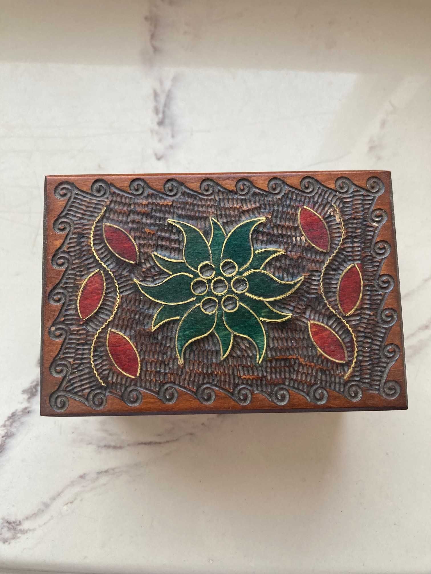 Drewniana szkatułka pudełko wzory vintage cepelia kuferek