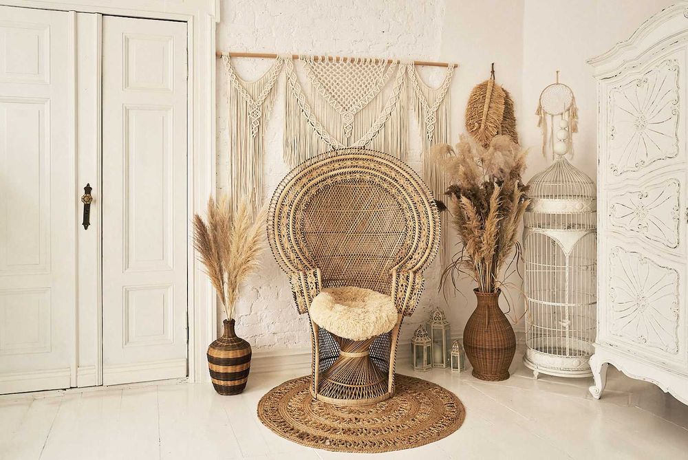 fotel paw peacock boho bogato zdobiony z poduszką i dywanikiem jutowym