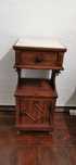 Mesa de cabeceira com tampo mármore