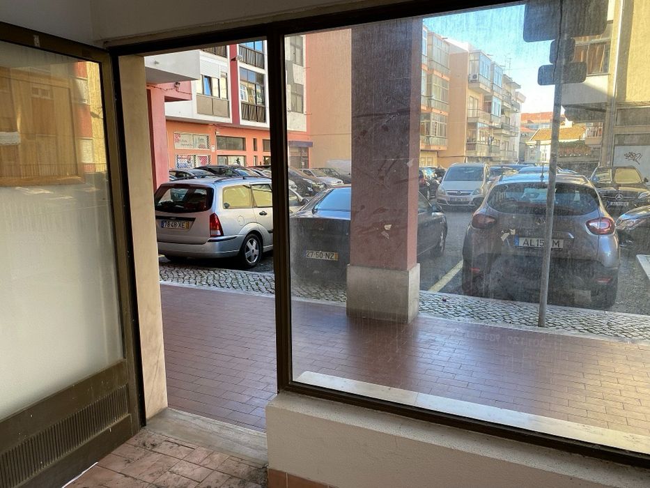 RENT Loja para arrendar no centro de Sacavém junto a Parque das Nações