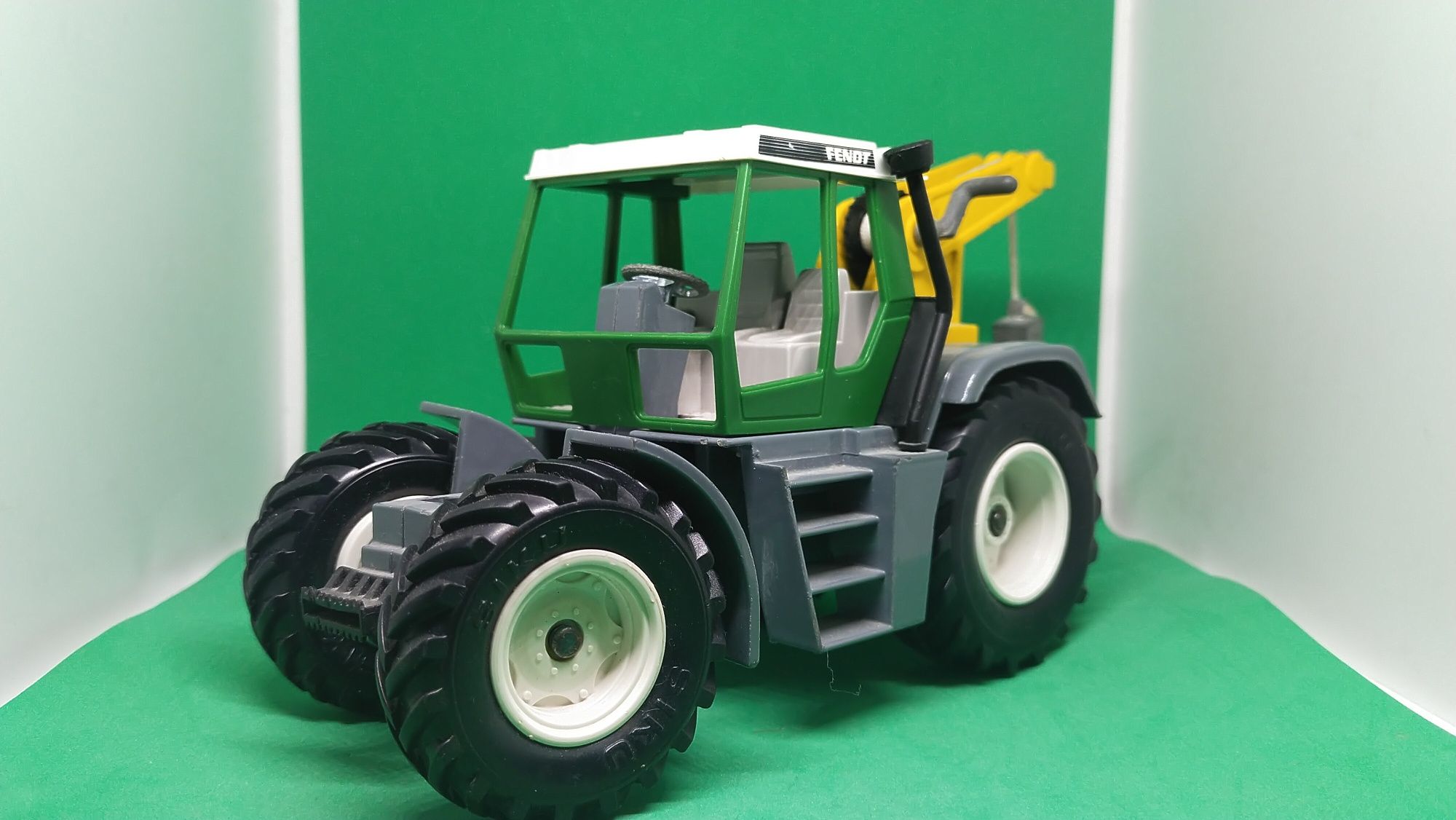 Siku traktor Fendt holownik 1 32