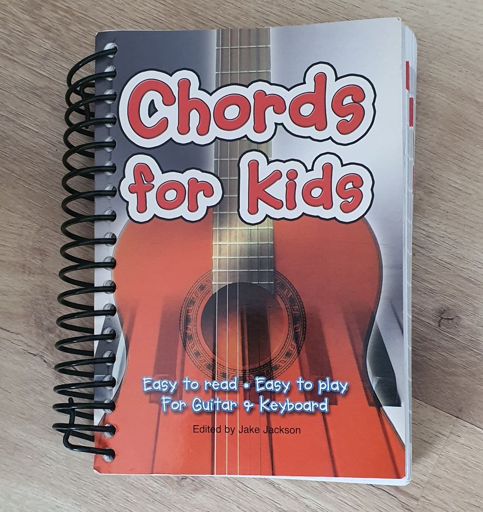 Livro de acordes para guitarra e piano