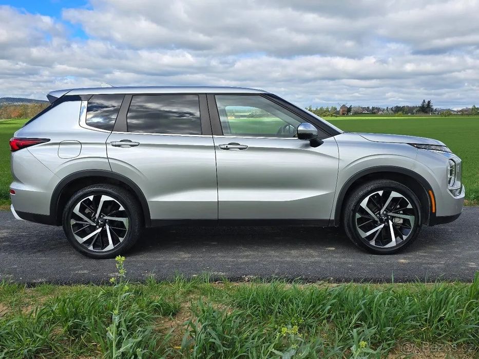 Mitsubishi Outlander W Polsce dostępny silnik 2,5 SE Launch Edition /Black Edition 7 osob.