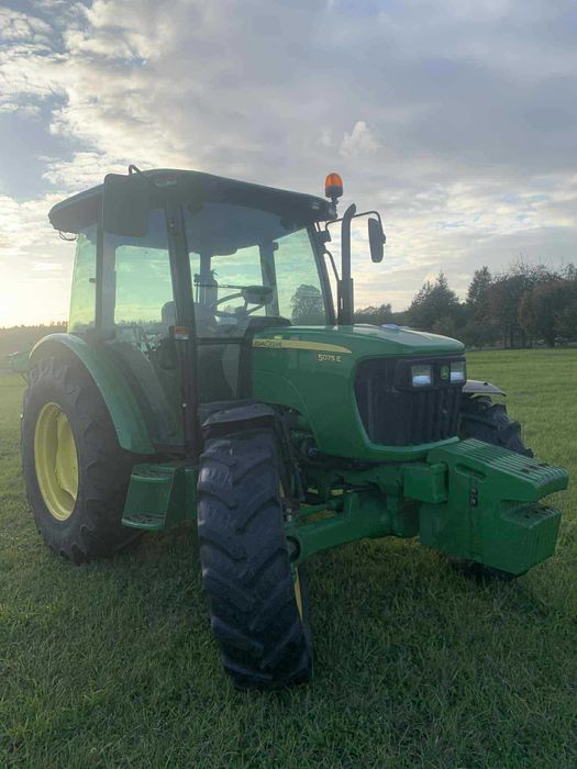 Sprzedam ciągnik JOHN DEERE 5075E