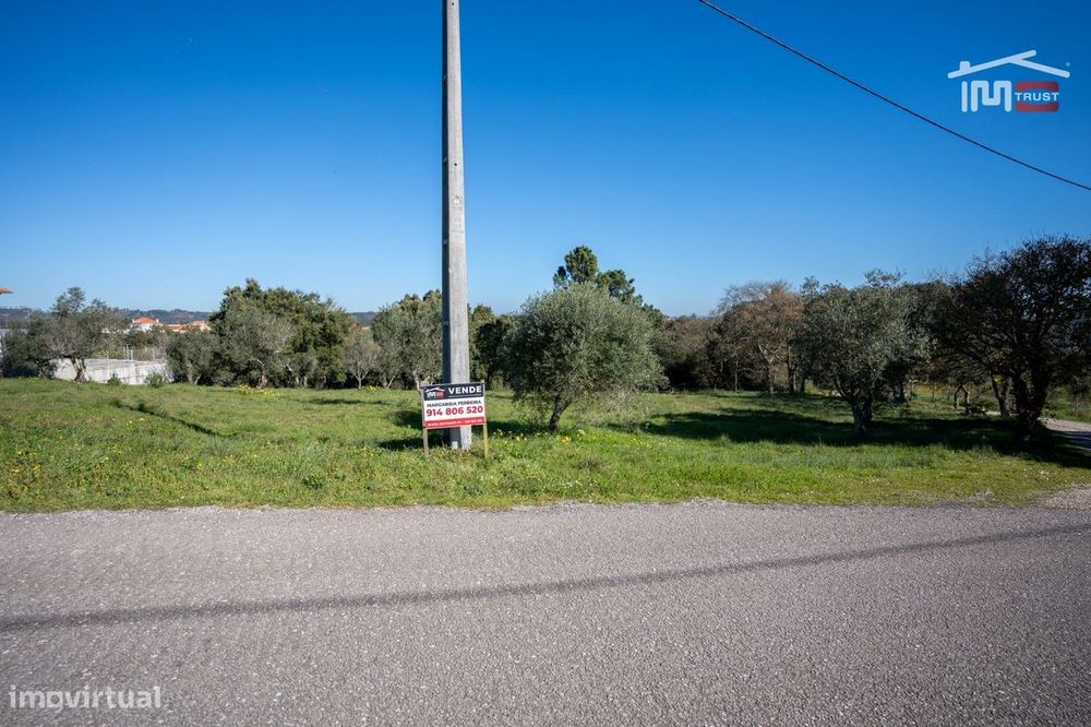 Terreno com possibilidade de construção com uma área 1898 M2