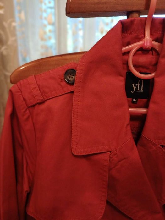 Тренч жіночий середньої довжини