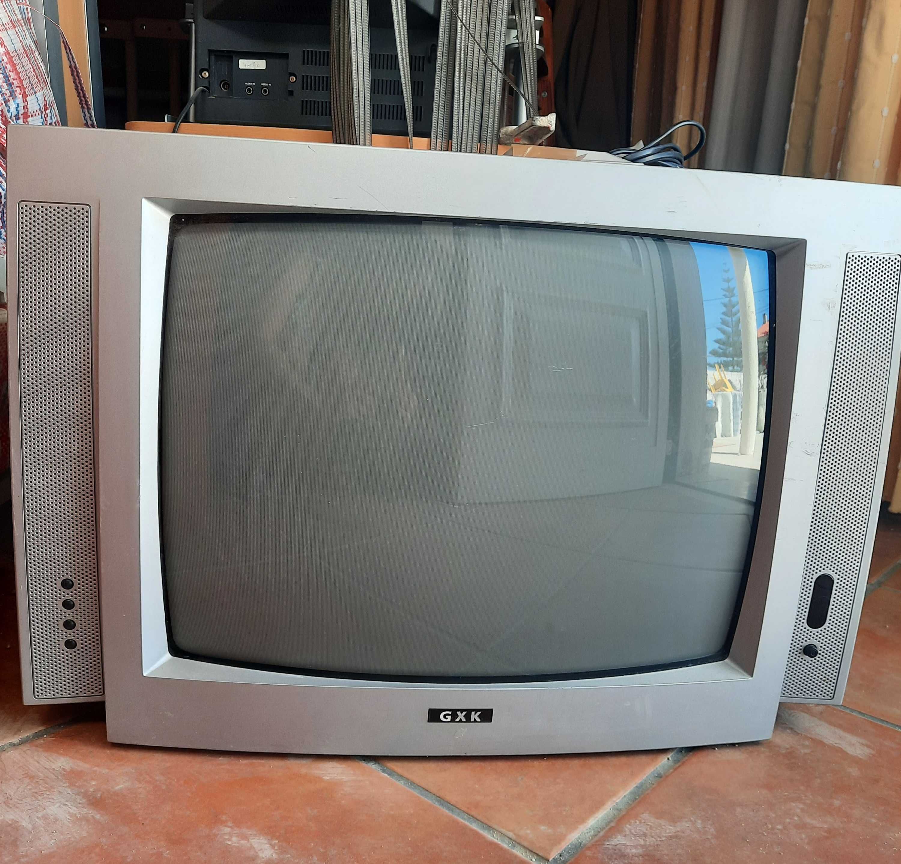 Tv em bom estado, com comando
