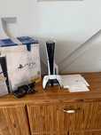 [PS5] Konsola SONY PlayStation 5 SLIM 1TB z napędem + Pad - Super Stan