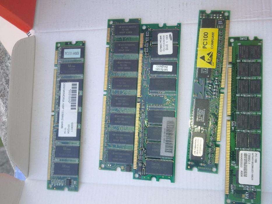 8 Memórias RAM visíveis na foto