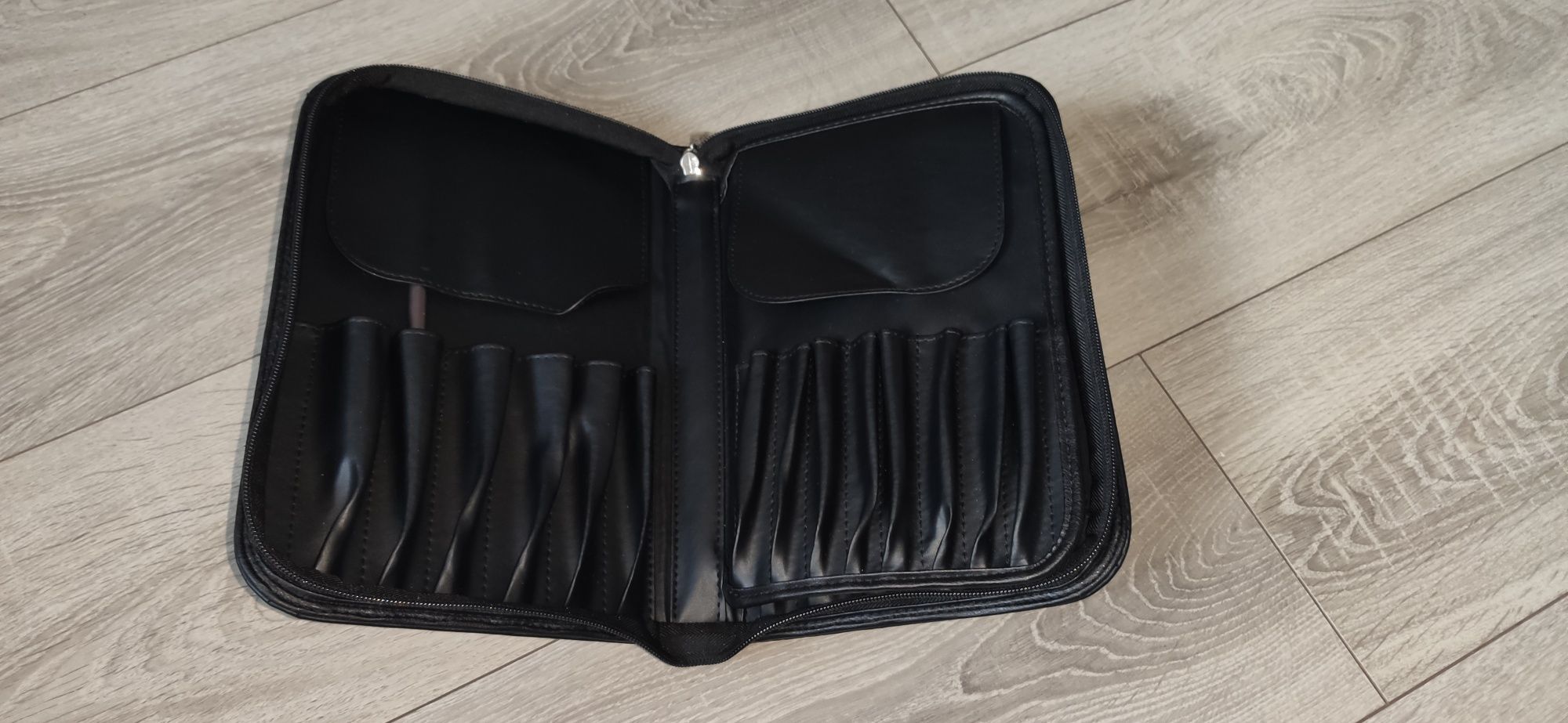 Etui na pędzle do makijażu dwupoziomowe