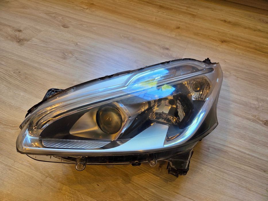 Lampa lewa przednia do Peugeota 208