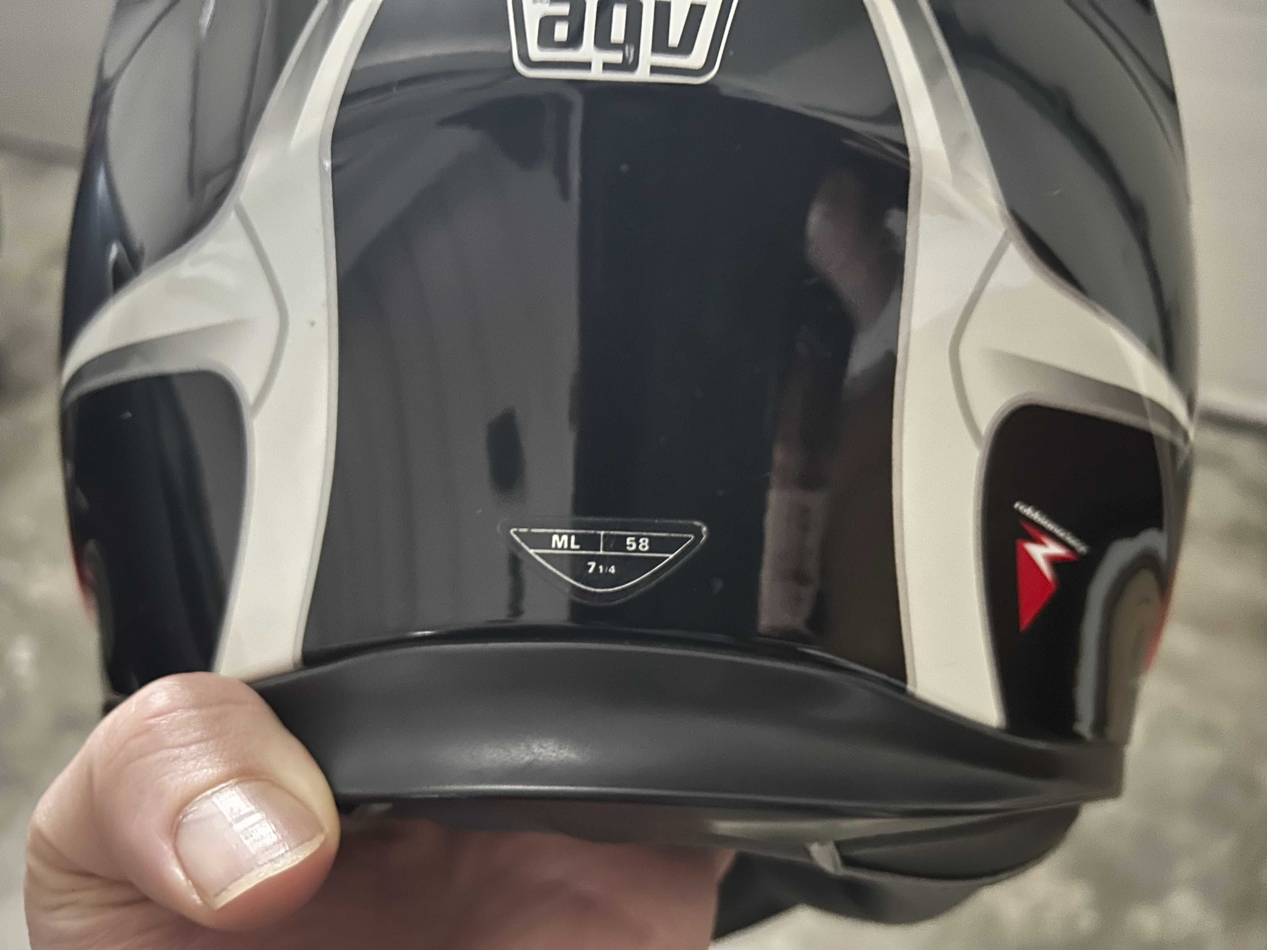 Casacos, capacete e material de mota
