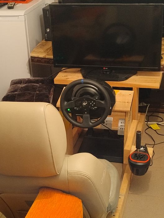 kierownica thrustmaster ze stanowiskiem
