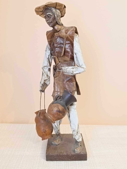 Figura artesanato homem com potes barro - papel maché