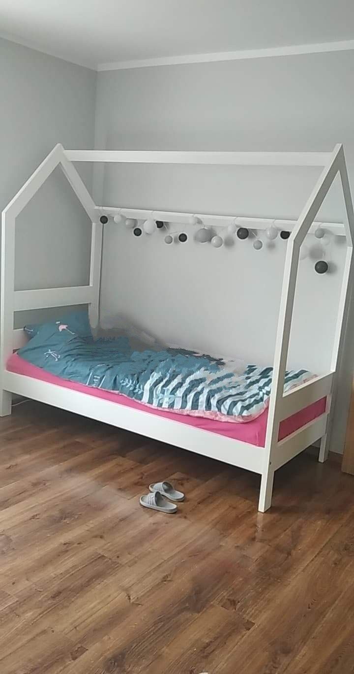 Łóżko z drewna sosnowego
