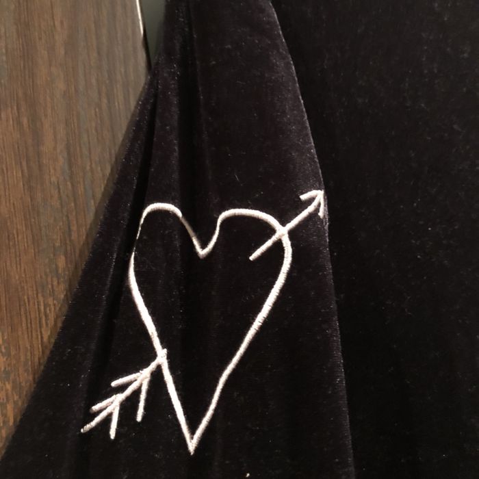 Czarna sukienka welurowa z haftami H&M Divided [38]