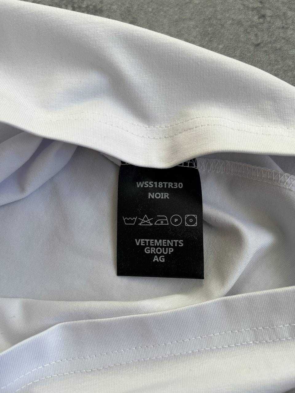 Футболка VETEMENTS Hello белая Оверсайз