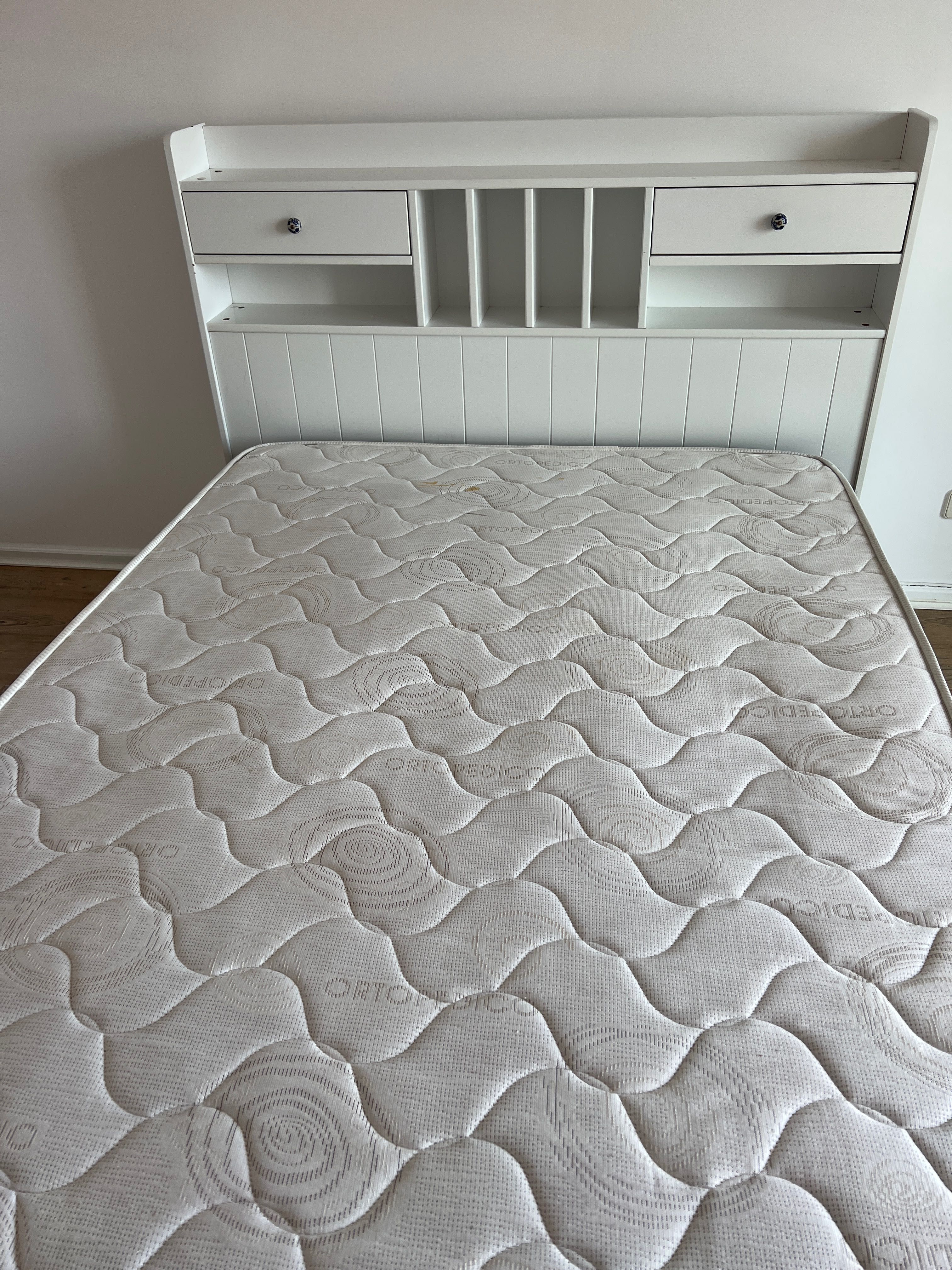 Cama de casal branca, estrado e colchão.