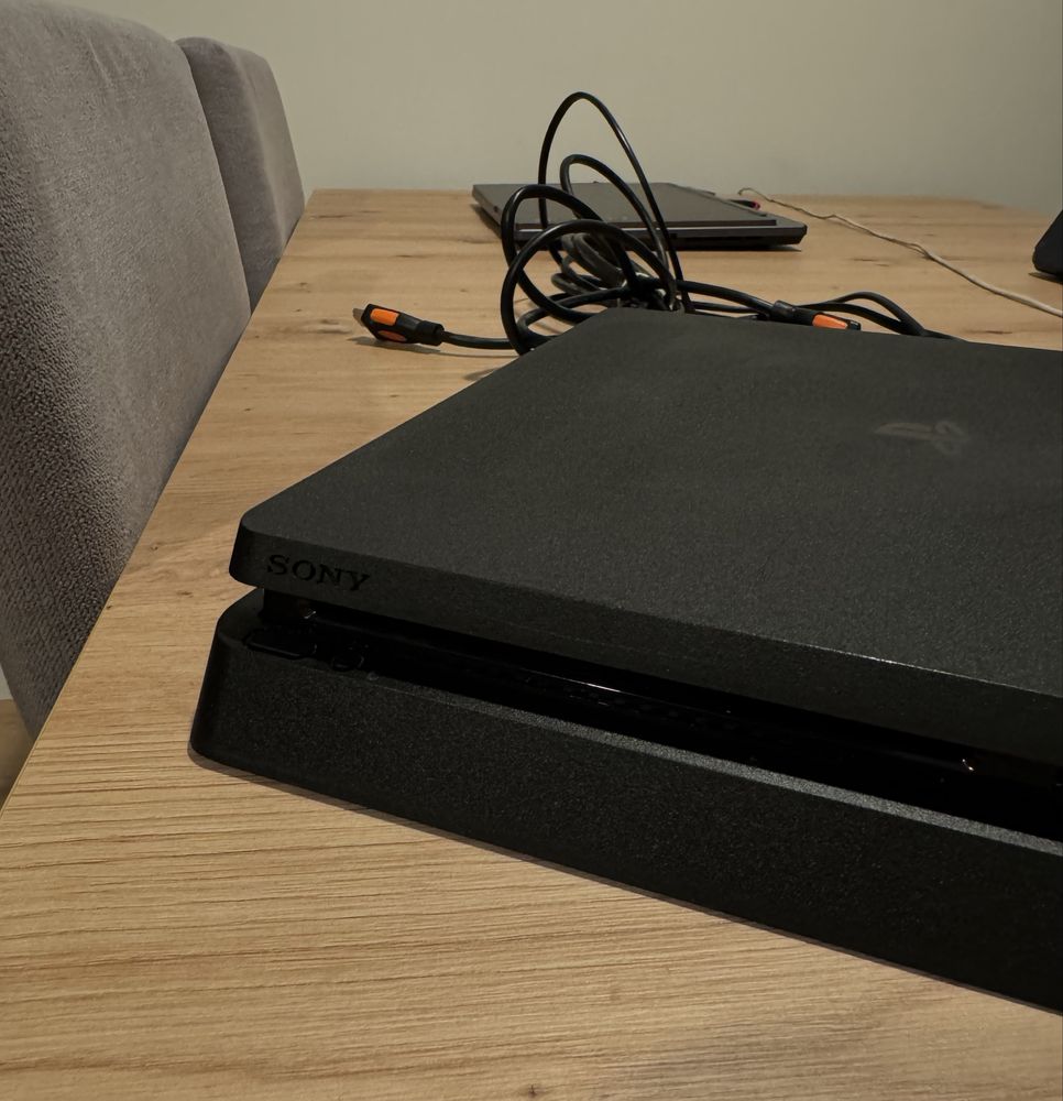 PlayStation 4 Slim w idealnym stanie
